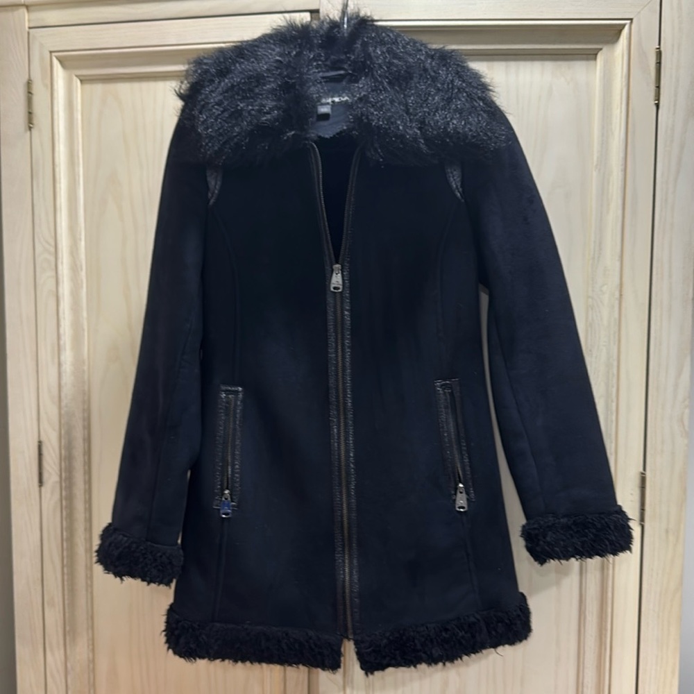 Beautiful Faux Shearling coat size XS. in very nice condition.